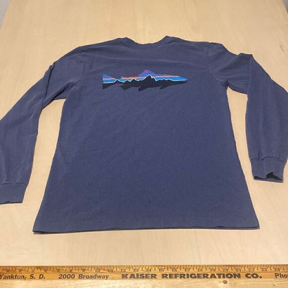 Patagonia Mens T-Shirt Long Sleeve Size Small Logo Blue Out Fish Shark Crewneck - Picture 2 of 7